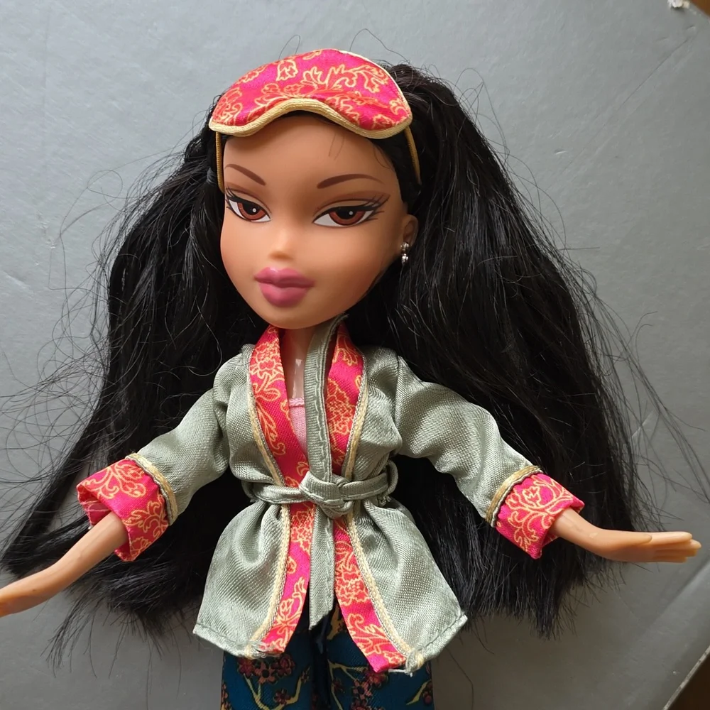 Bratz Sleepover Doll with Pajamas - Picture 2 of 4